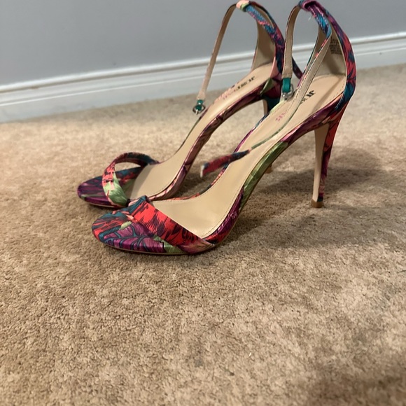 Open toe heeled sandals - Picture 2 of 3